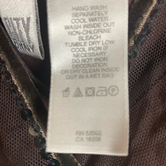 V-neck cami overlaid with sequin net top - Picture 4 of 4